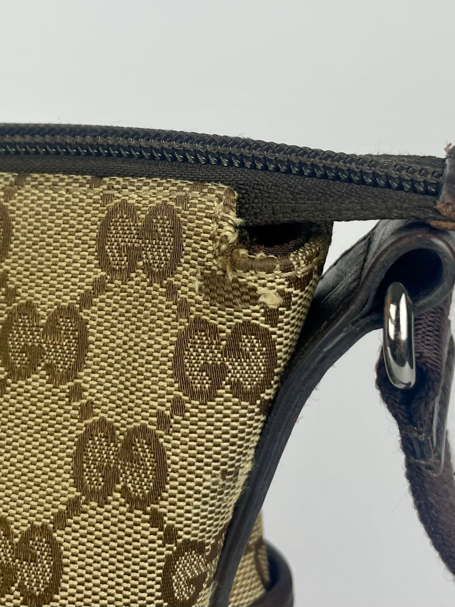 The Vintage Bag Gucci Crossbody Messenger