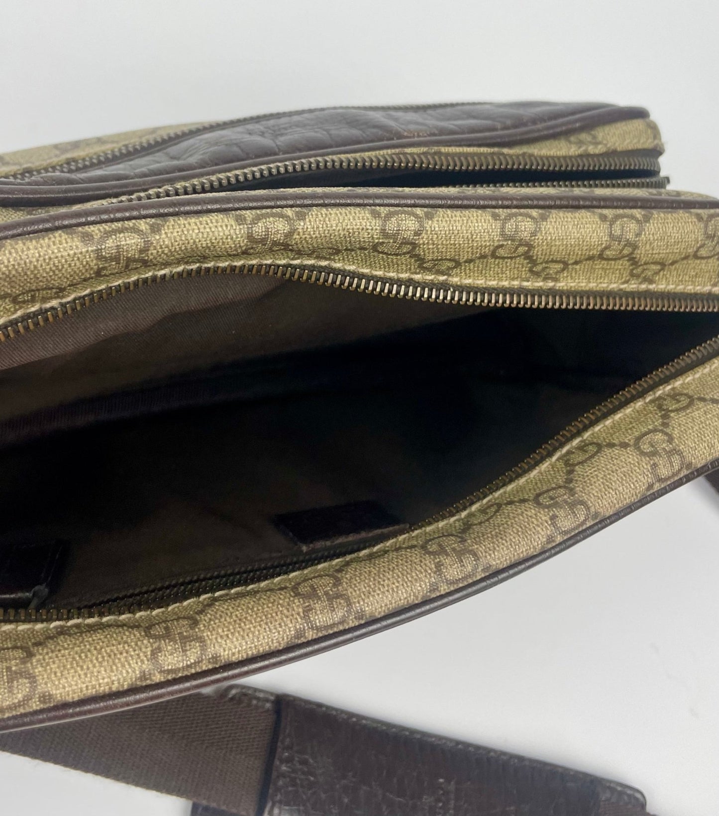 The Vintage Bag Gucci GG Messenger