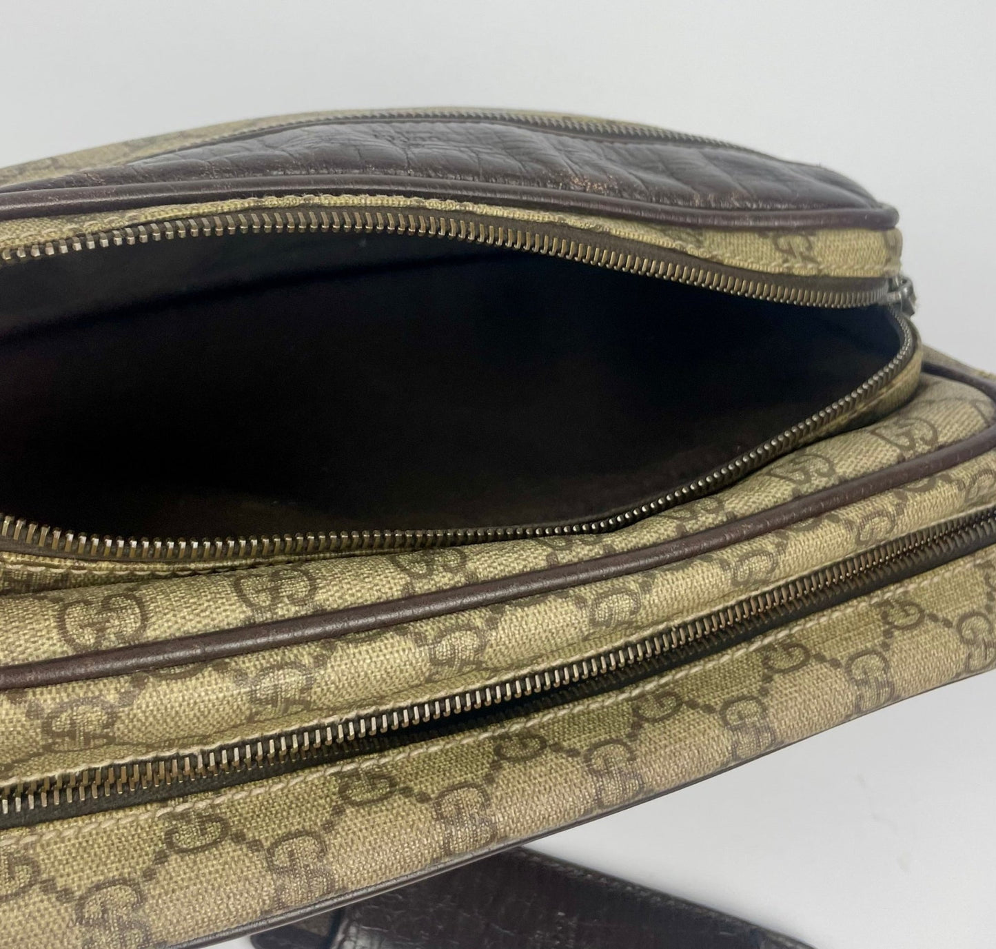The Vintage Bag Gucci GG Messenger