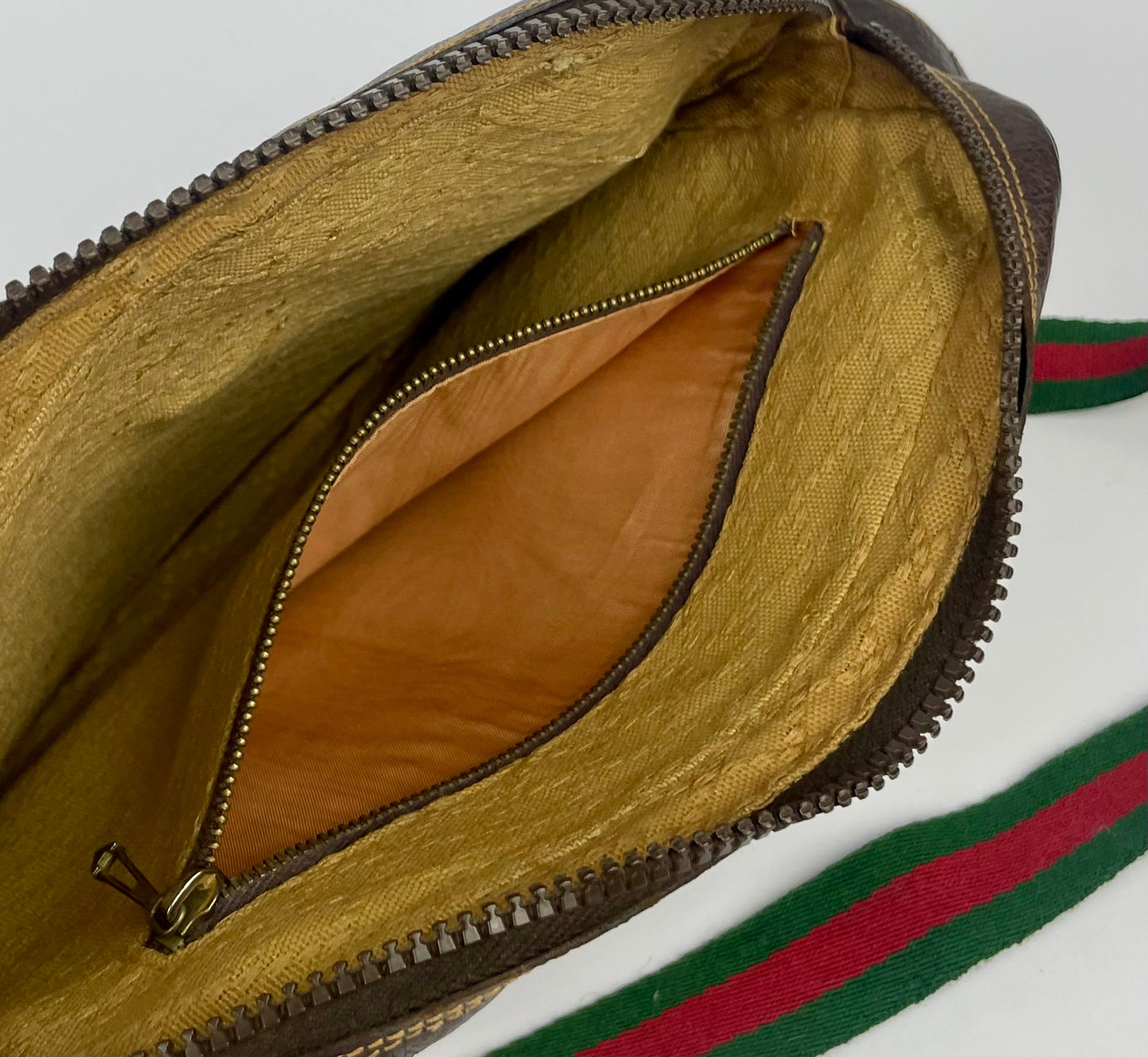 The Vintage Bag Gucci GG Shelly Crossbody