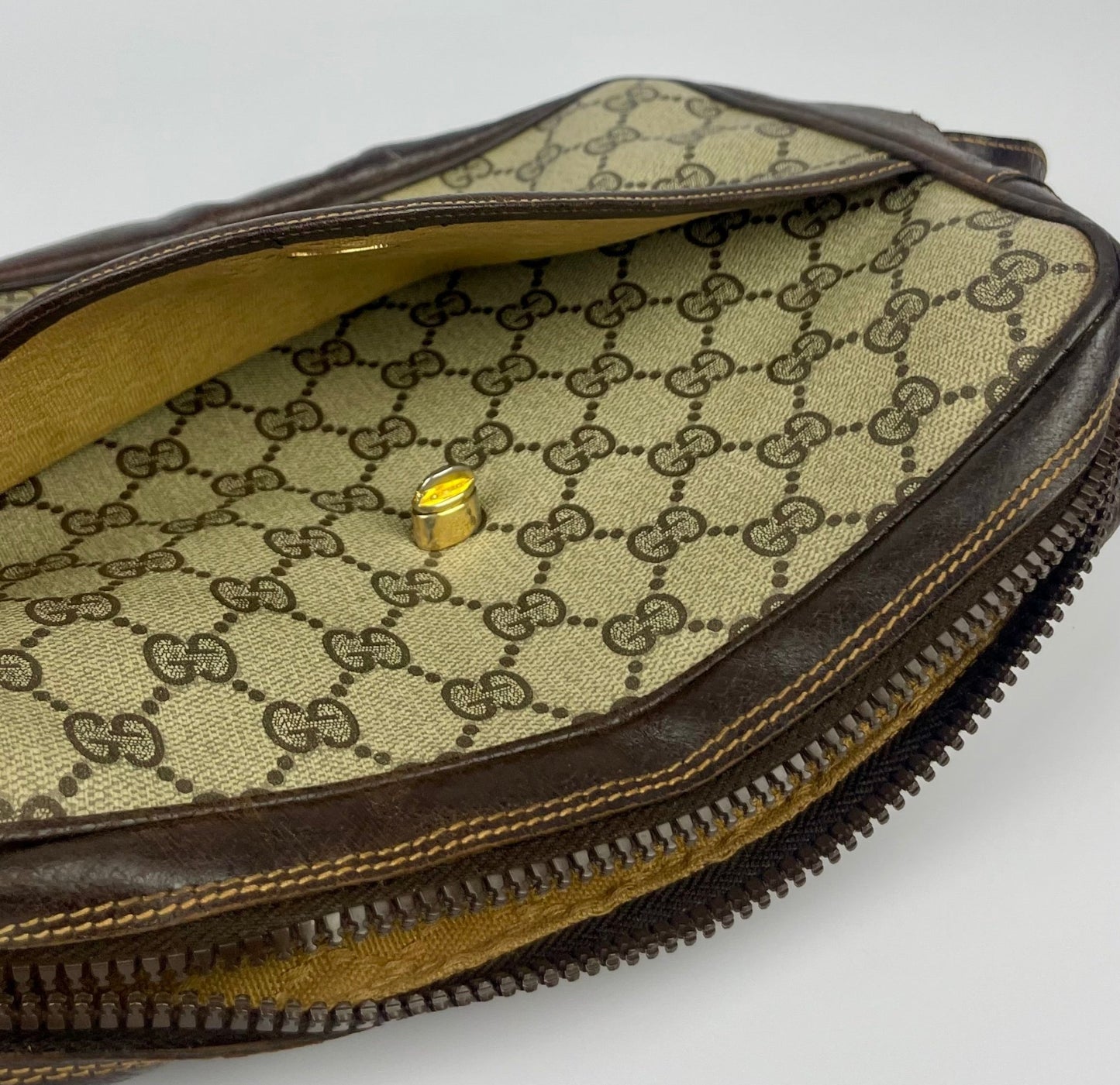 The Vintage Bag Gucci GG Shelly Crossbody