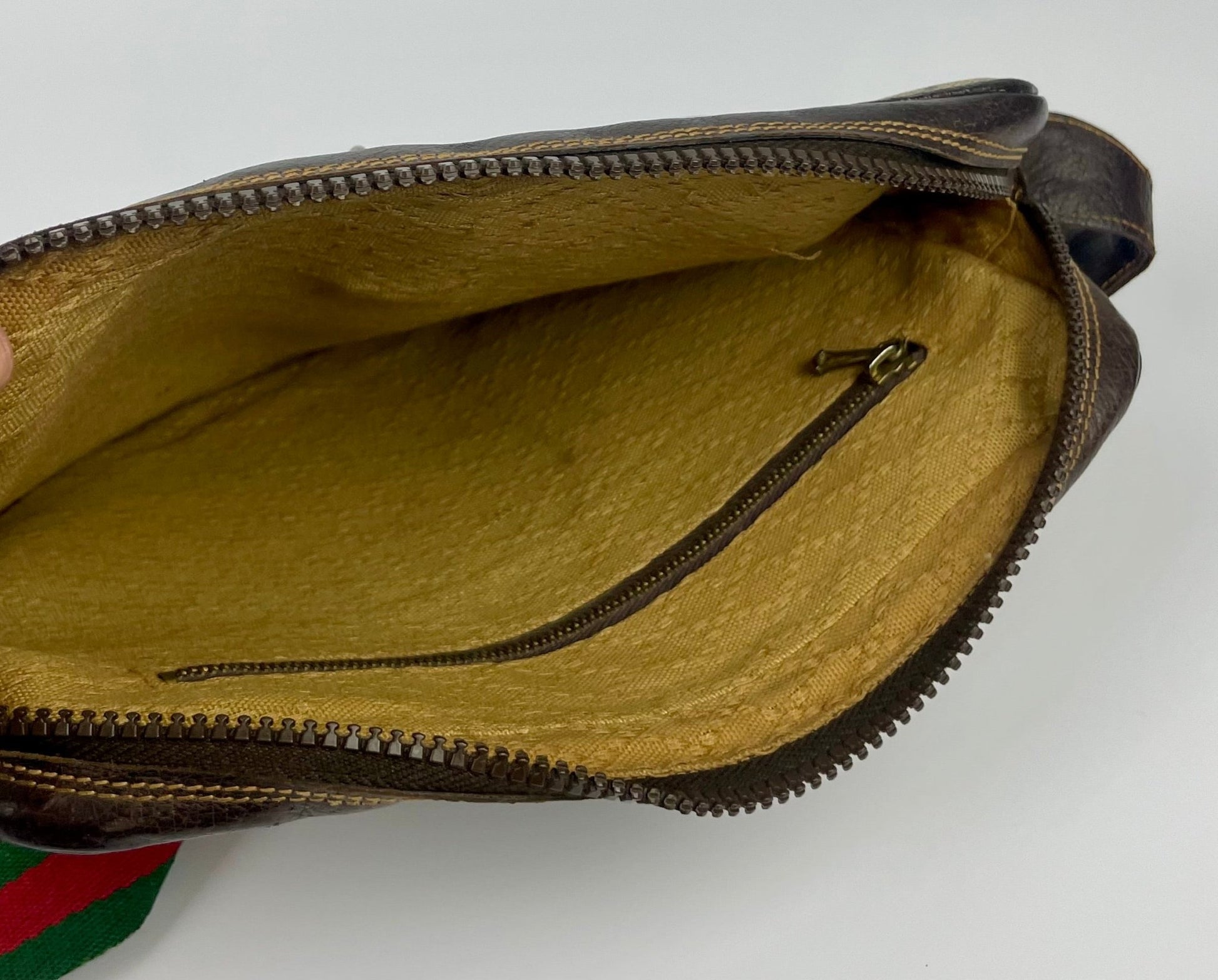 The Vintage Bag Gucci GG Shelly Crossbody