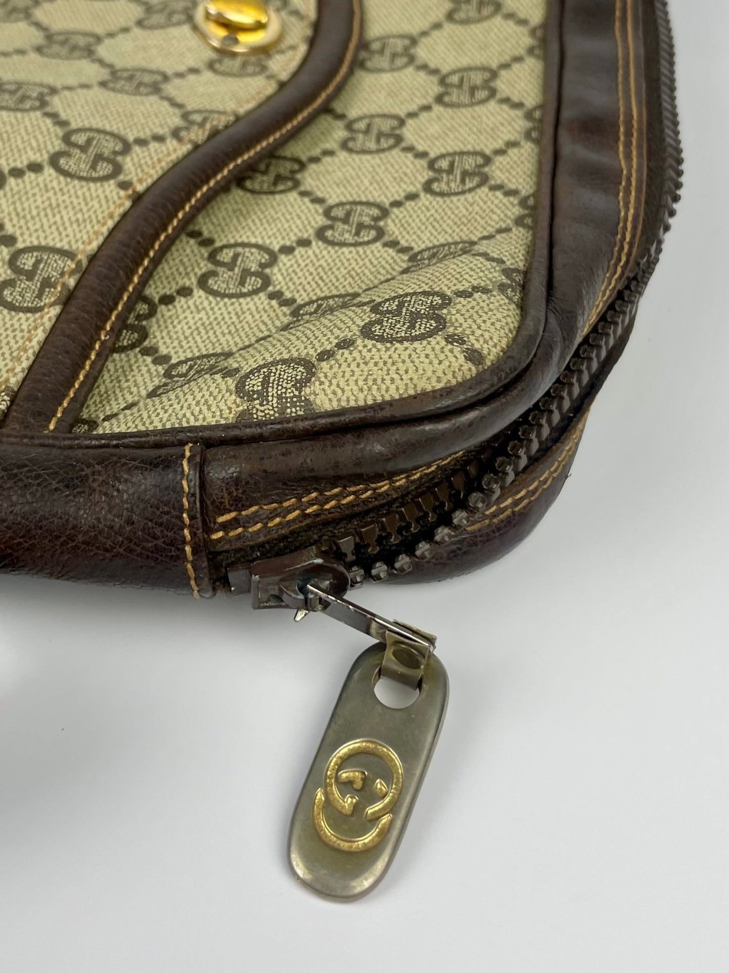 The Vintage Bag Gucci GG Shelly Crossbody