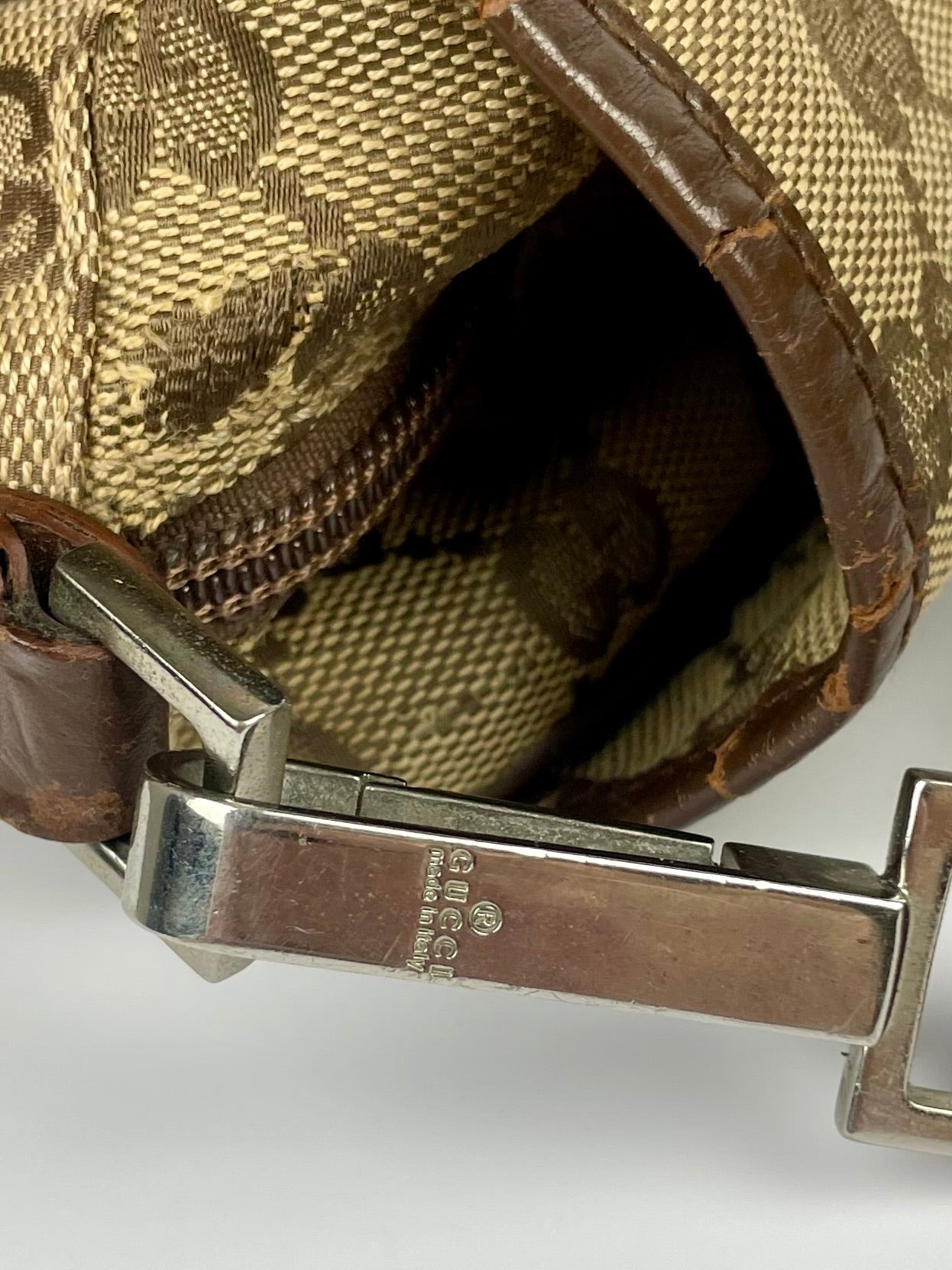 The Vintage Bag Gucci Messenger