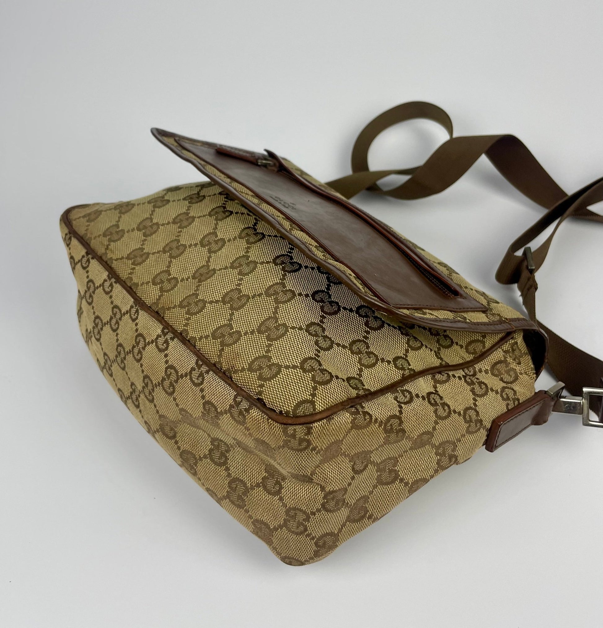 The Vintage Bag Gucci Messenger