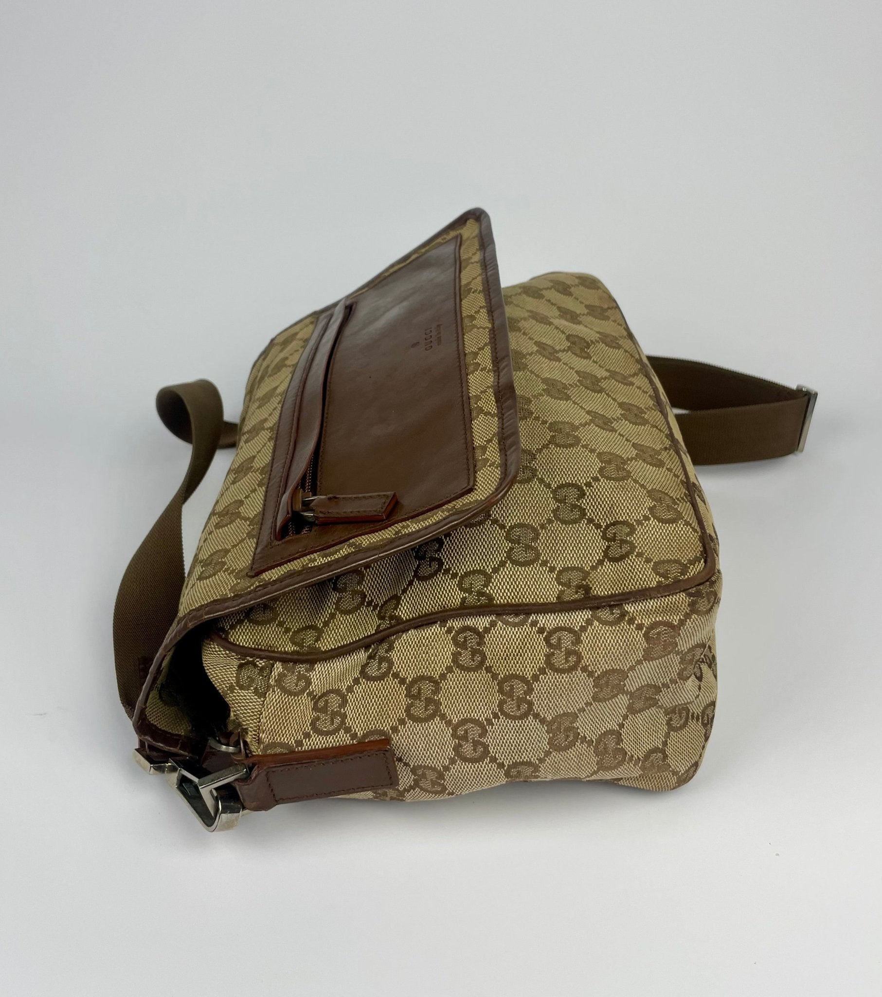 The Vintage Bag Gucci Messenger